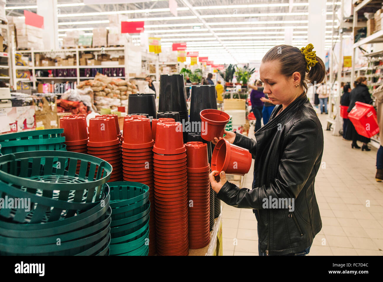 Kaukasische Frau shoppen im Shop Stockfoto