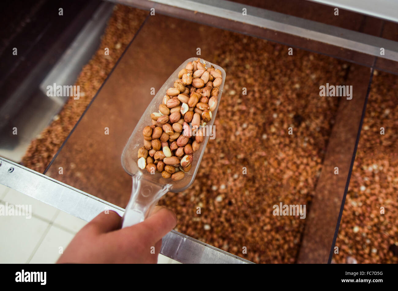 Kaukasische Frau einkaufen im Supermarkt Stockfoto