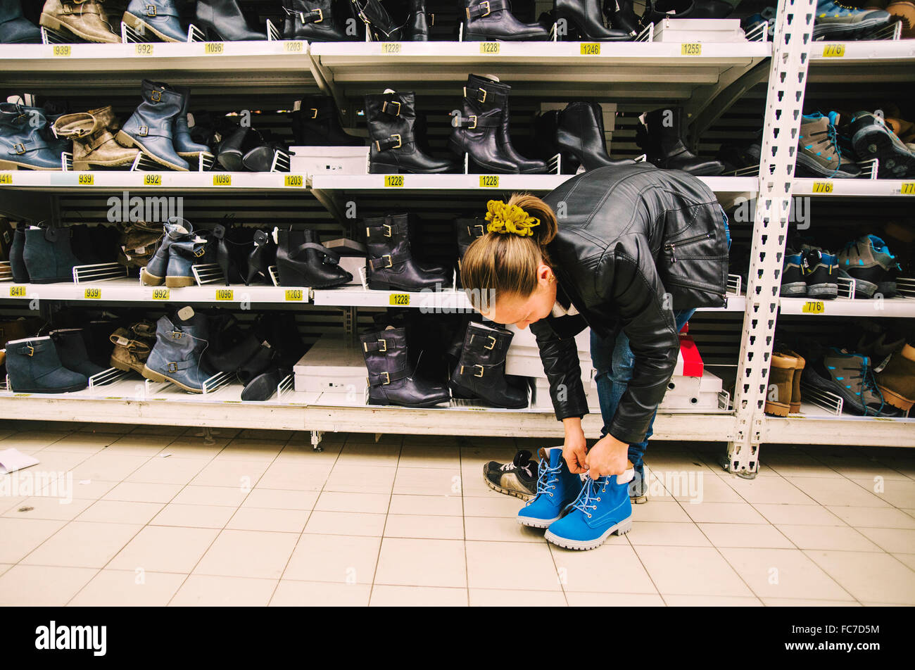 Kaukasische Frau Schuhe im Laden anprobieren Stockfoto