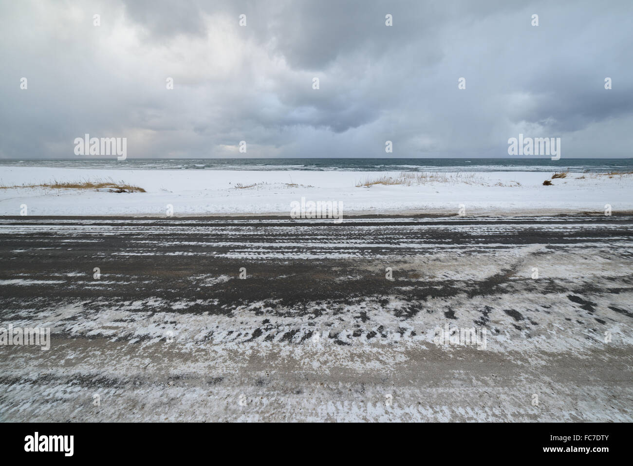 Straße in der Nähe des Meeres bei schlechtem Wetter. Sachalin, Russland. Stockfoto