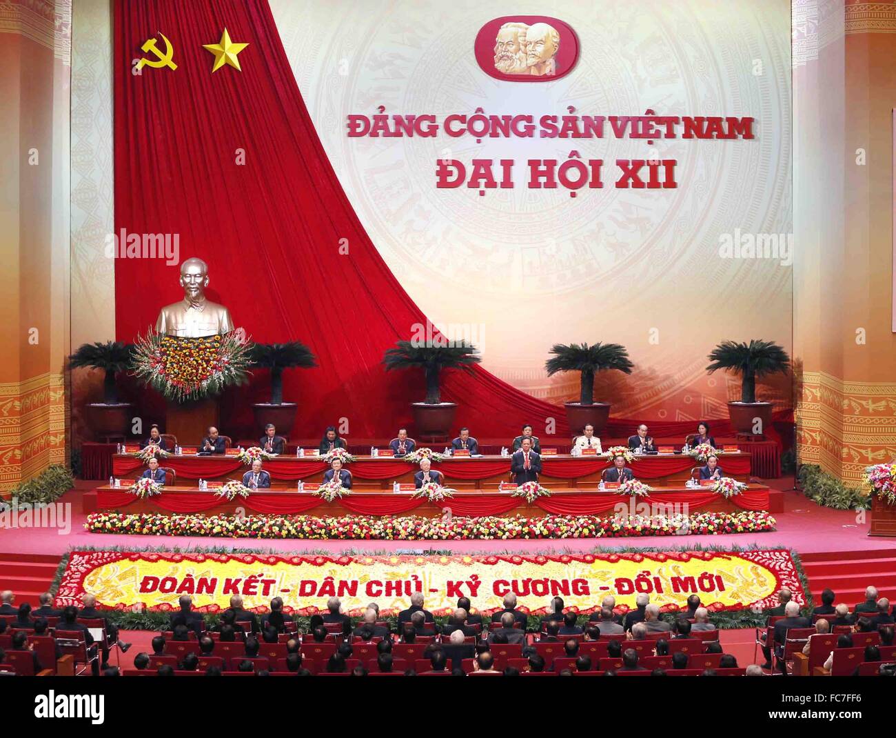 Hanoi. 21. Januar 2016. Foto aufgenommen am 21. Januar 2016 zeigt die Szene der feierlichen Eröffnung des 12. Nationalkongresses der kommunistischen Partei von Vietnam (CPV) in Hanoi, Vietnam. Bis zu 1.510 Delegierten über 4,5 Millionen Mitglieder der kommunistischen Partei Vietnams besuchen den Kongress, die voraussichtlich dauert bis Jan. 28. Bildnachweis: VNA/Xinhua/Alamy Live-Nachrichten Stockfoto