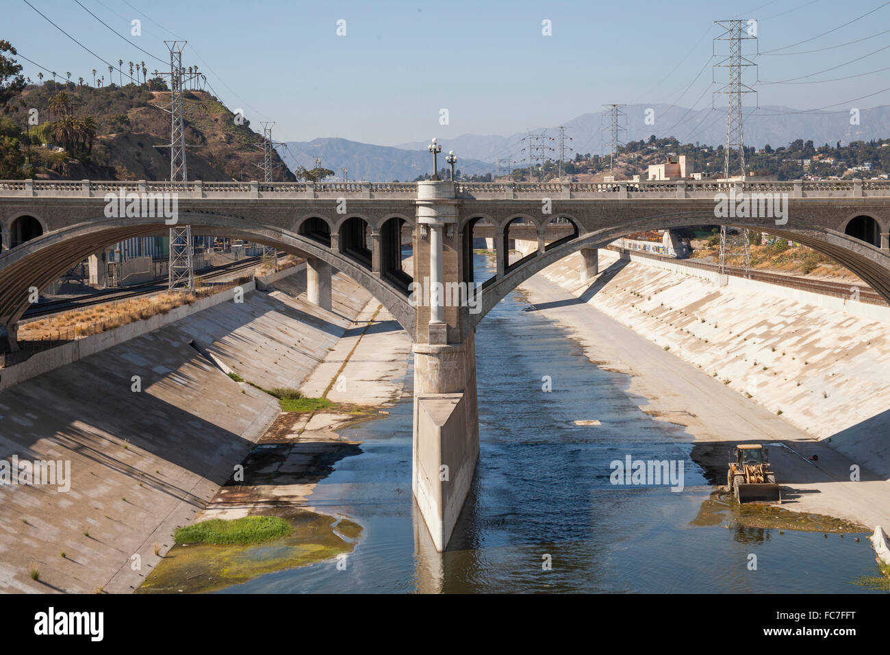 Brücke über städtische Wasserleitung des Los Angeles River, Los Angeles, California, Vereinigte Staaten von Amerika Stockfoto