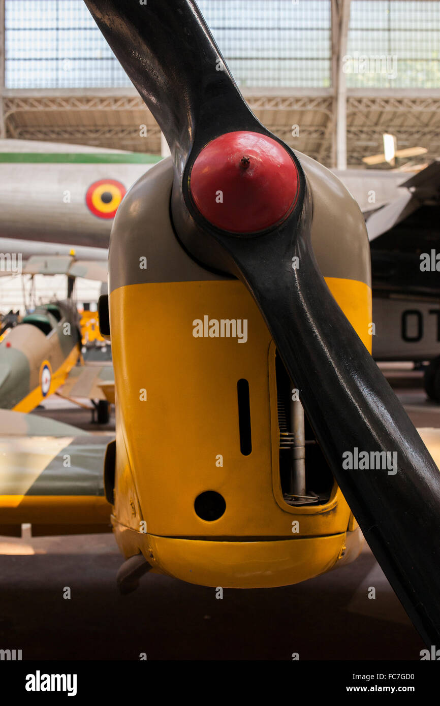 Nahaufnahme des Propellers auf antiken Flugzeug im hangar Stockfoto