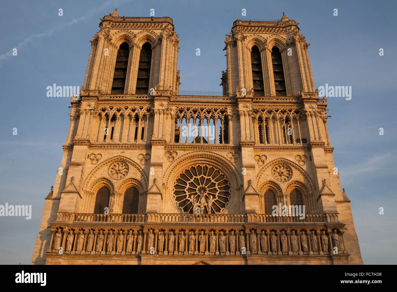 Niedrigen Winkel Ansicht der Kathedrale Notre Dame, Paris, Ile de France, Frankreich Stockfoto