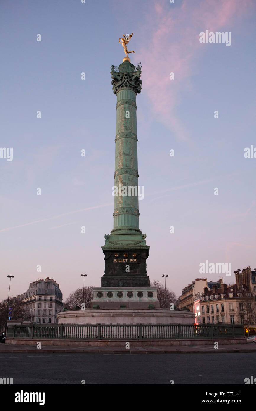 Niedrigen Winkel Ansicht der Colonne de Juillet im Stadtzentrum von Paris, Ile-de-France, Frankreich Stockfoto