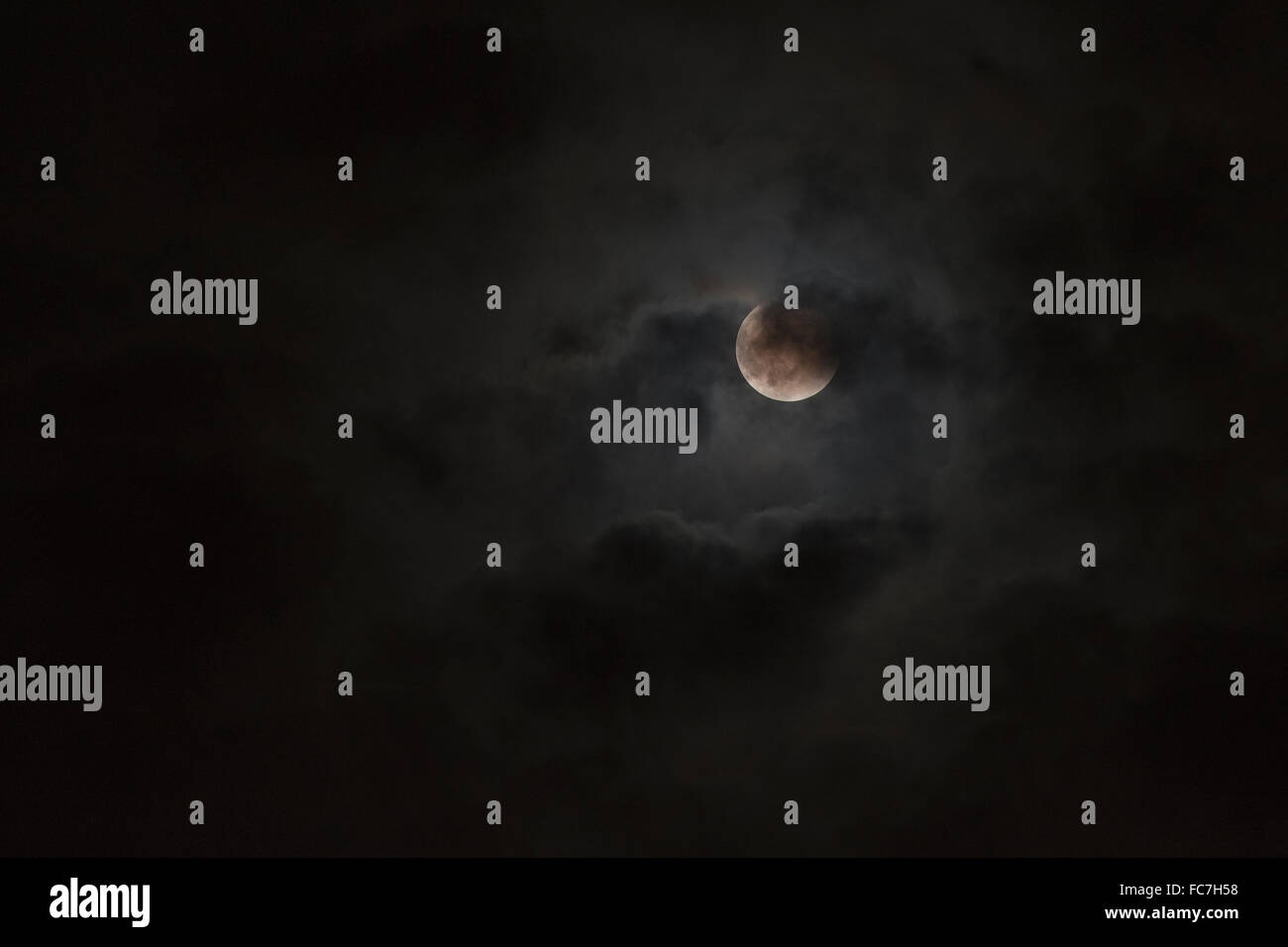 Mond im Nachthimmel Leuchten Stockfoto