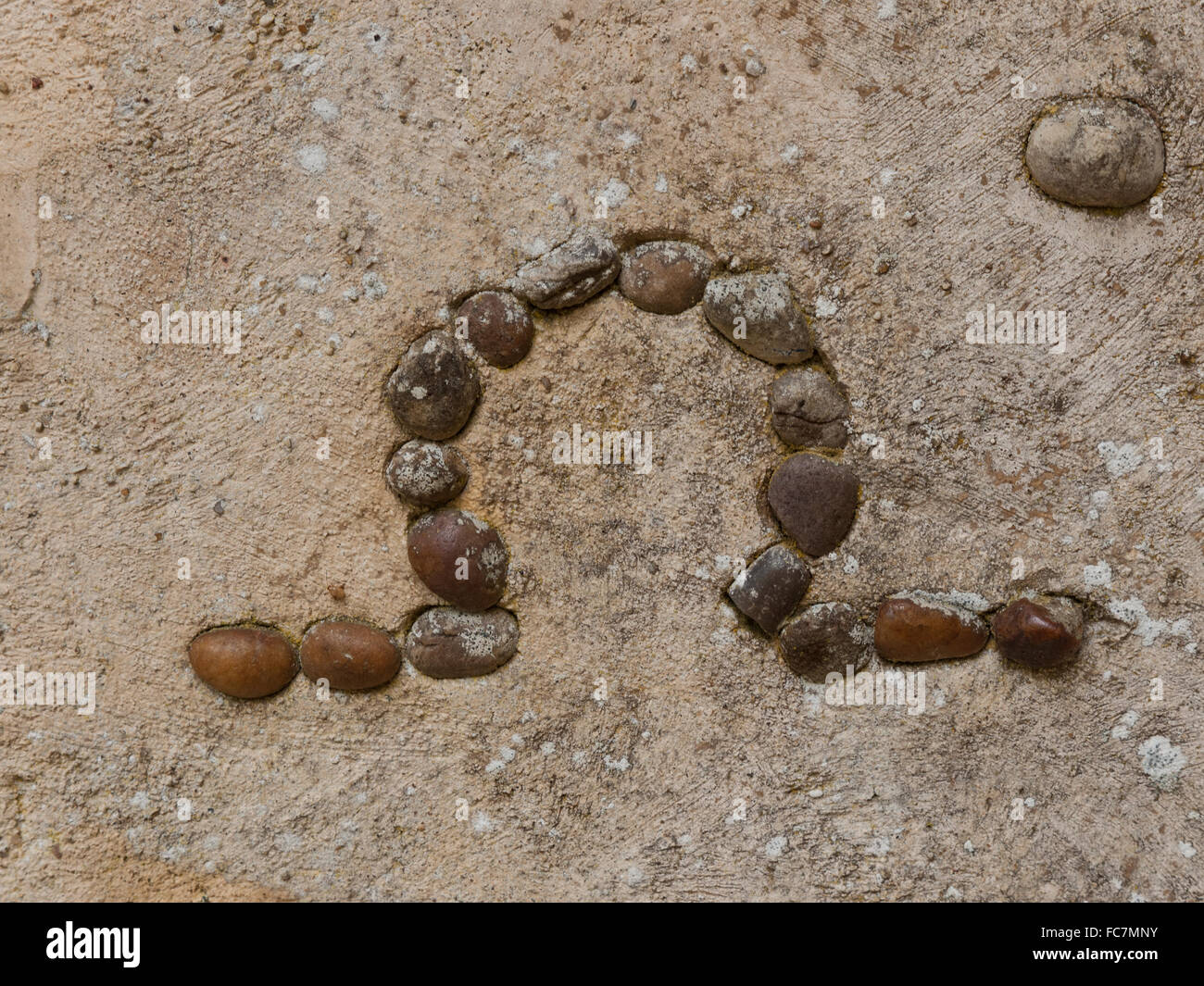 Ein kleines Mosaik das griechische Symbol für den Buchstaben O oder Omega Stockfoto