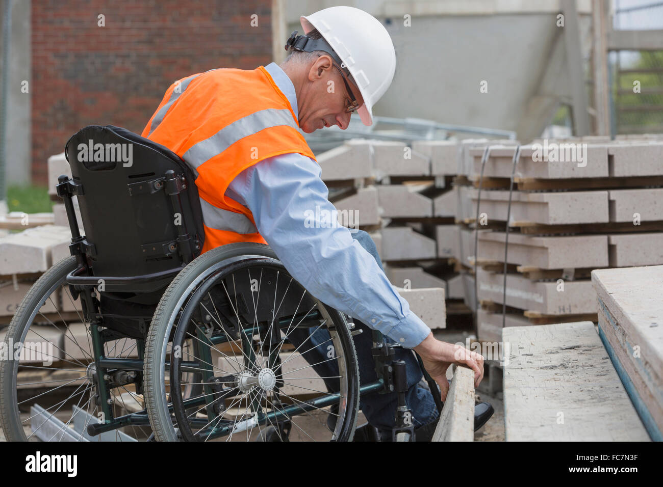 Kaukasische Ingenieur arbeitet auf Baustelle Stockfoto