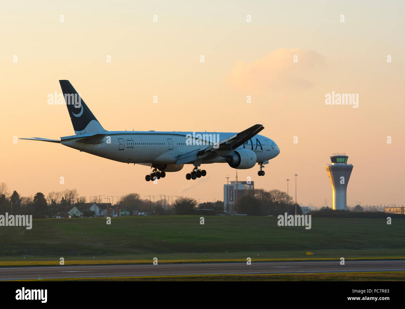 Pakistan International Airlines Boeing 777 landet auf dem Flughafen Birmingham in der Abenddämmerung, UK Stockfoto