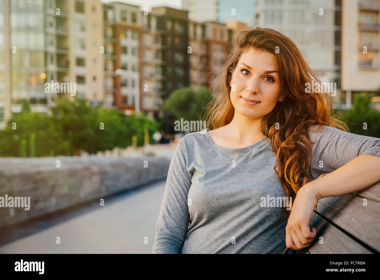 Kaukasische Frau sitzen auf Bank Stockfoto
