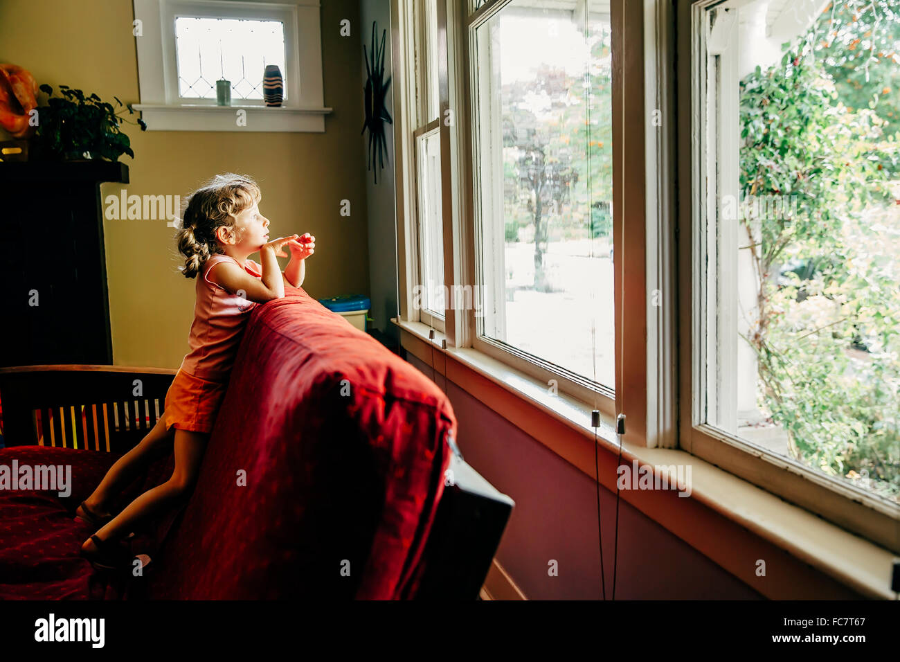 Kaukasische Mädchen suchen Fenster Stockfoto