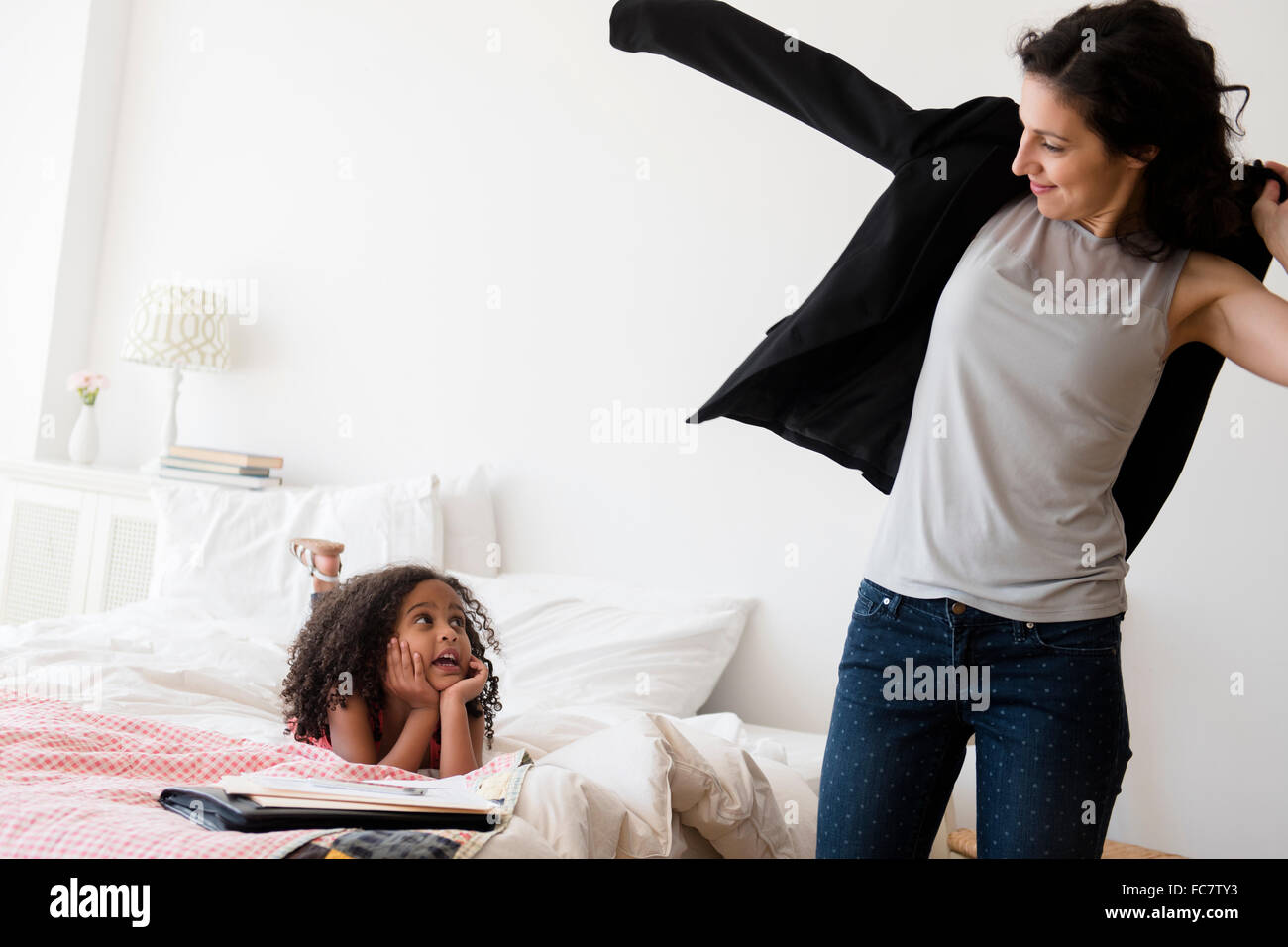 Mutter und Tochter immer bereit im Schlafzimmer Stockfoto
