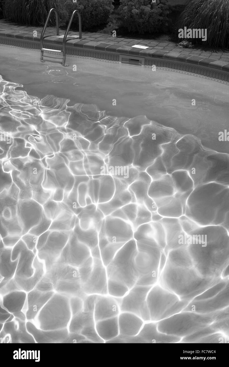 Erhöhte Ansicht der Sonnenstrahlen im Schwimmbad Stockfoto