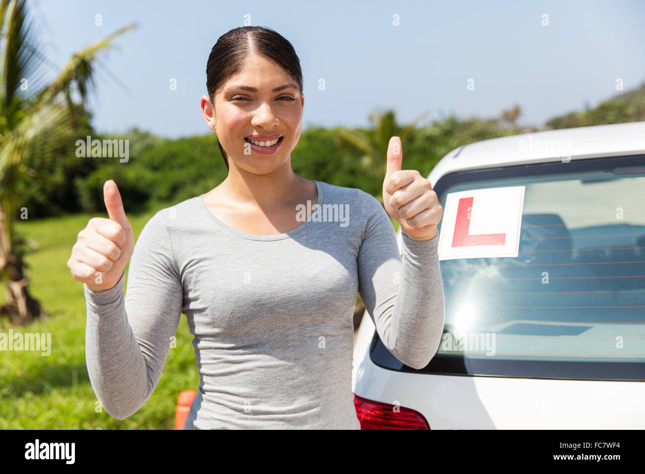 hübsche junge Studentin Fahrer Daumen hoch Stockfoto