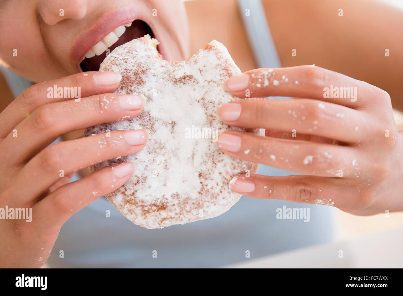 Close up Portrait of Hispanic Frau Essen donut Stockfoto