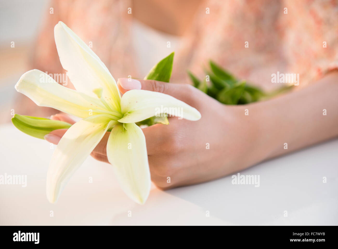 Hispanic Frau halten Blumen Stockfoto