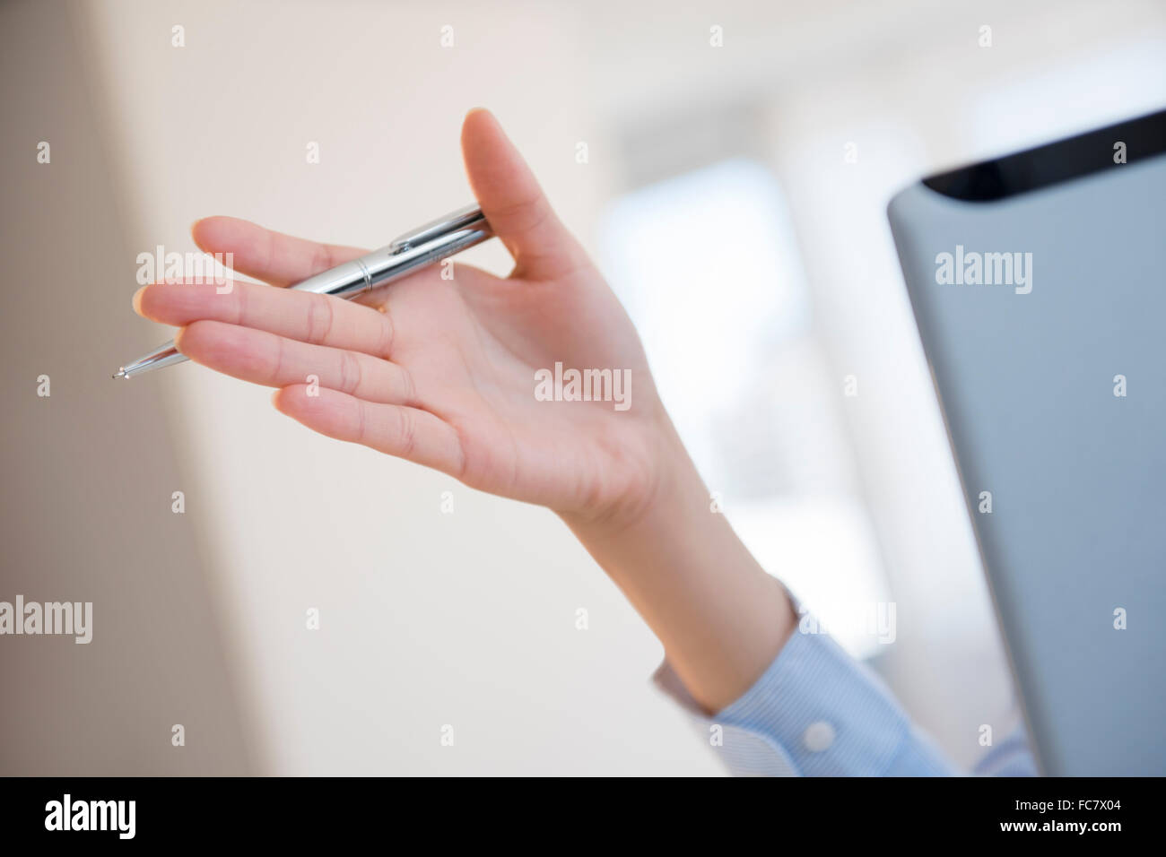 Hispanische Geschäftsfrau gestikulieren im Büro Stockfoto