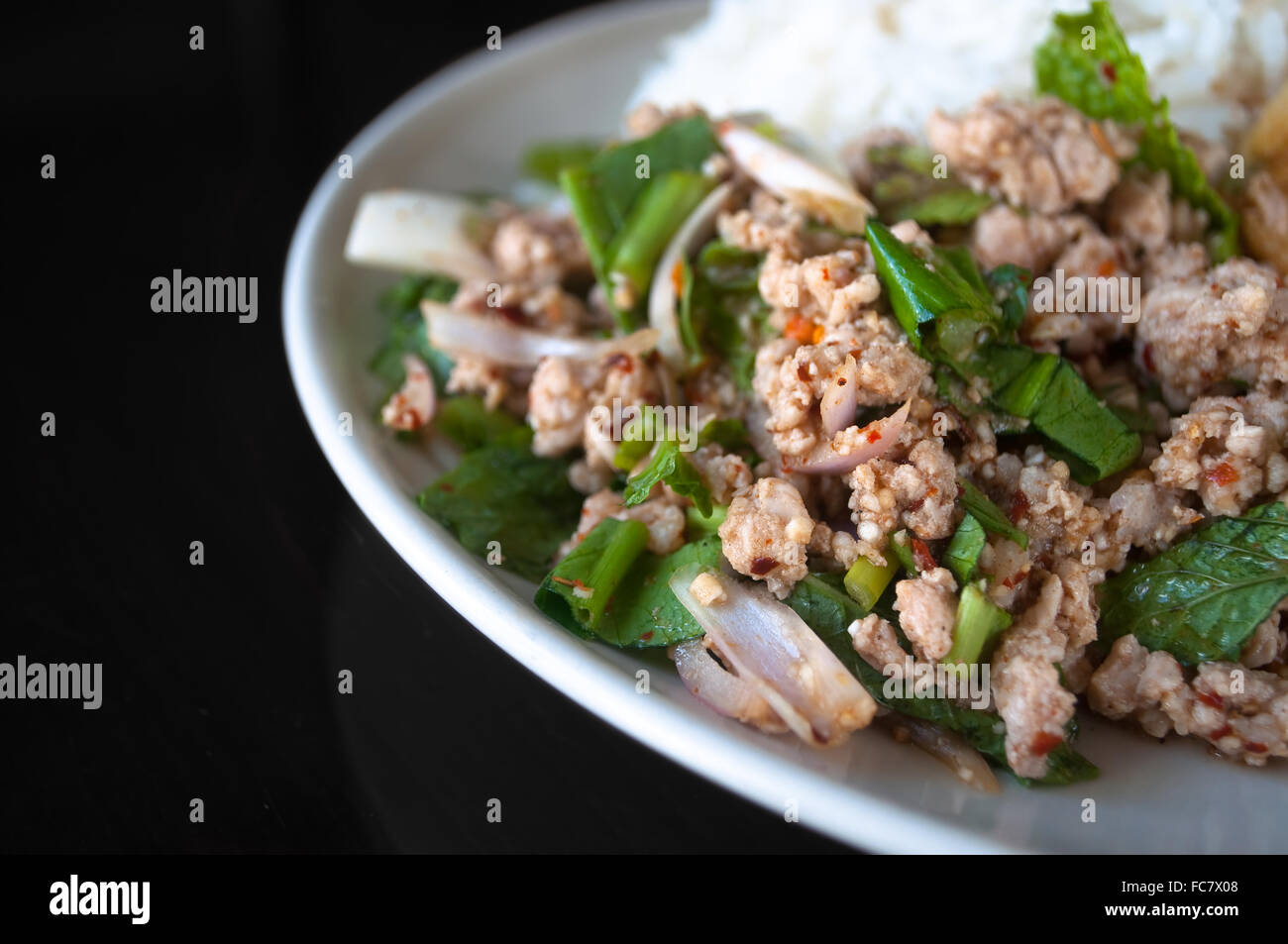 Spicy Thai gehackt Schweinefleisch-Salat serviert mit Reis Stockfoto