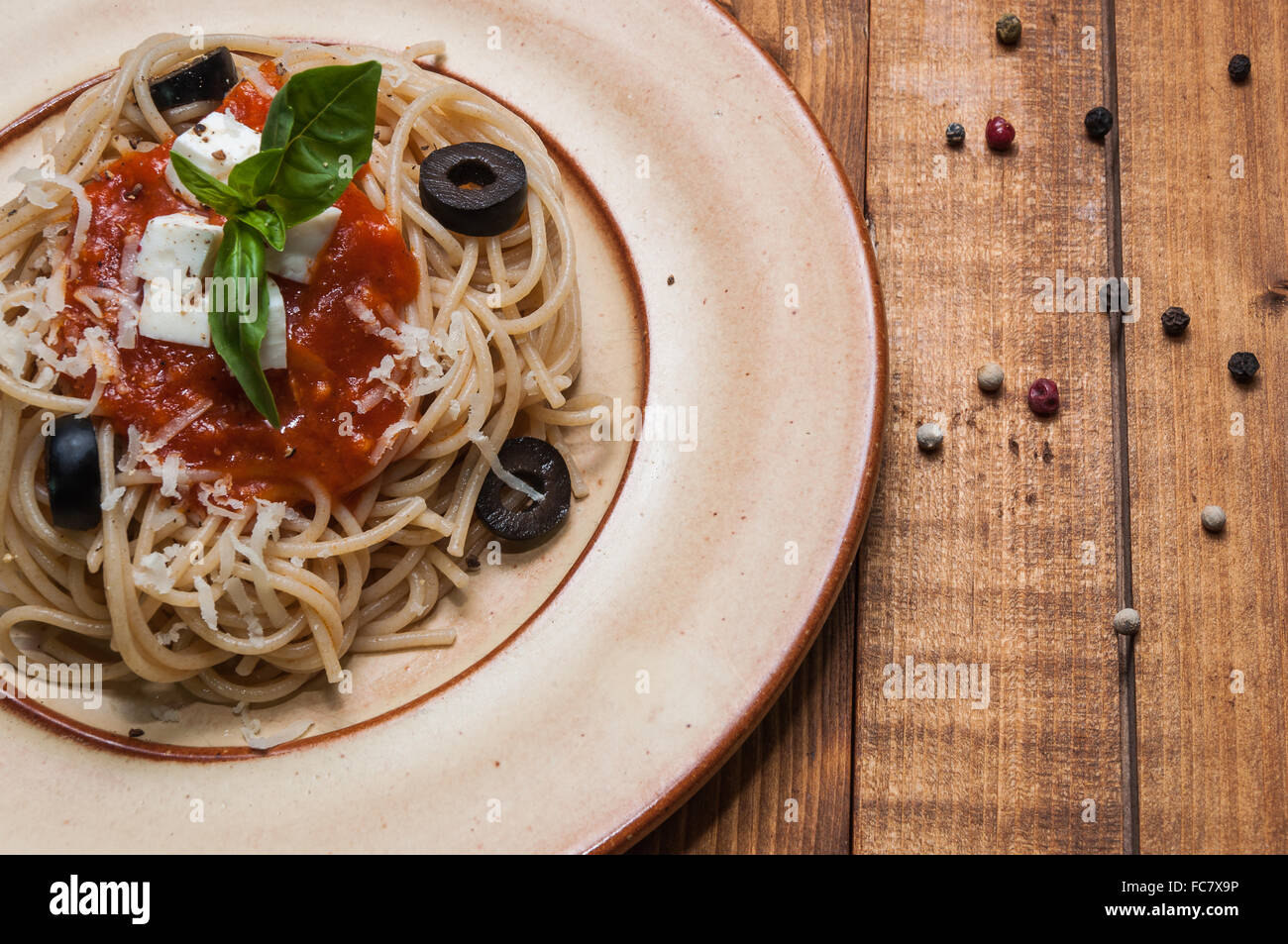 Teller mit Spaghetti puttanesca Stockfoto