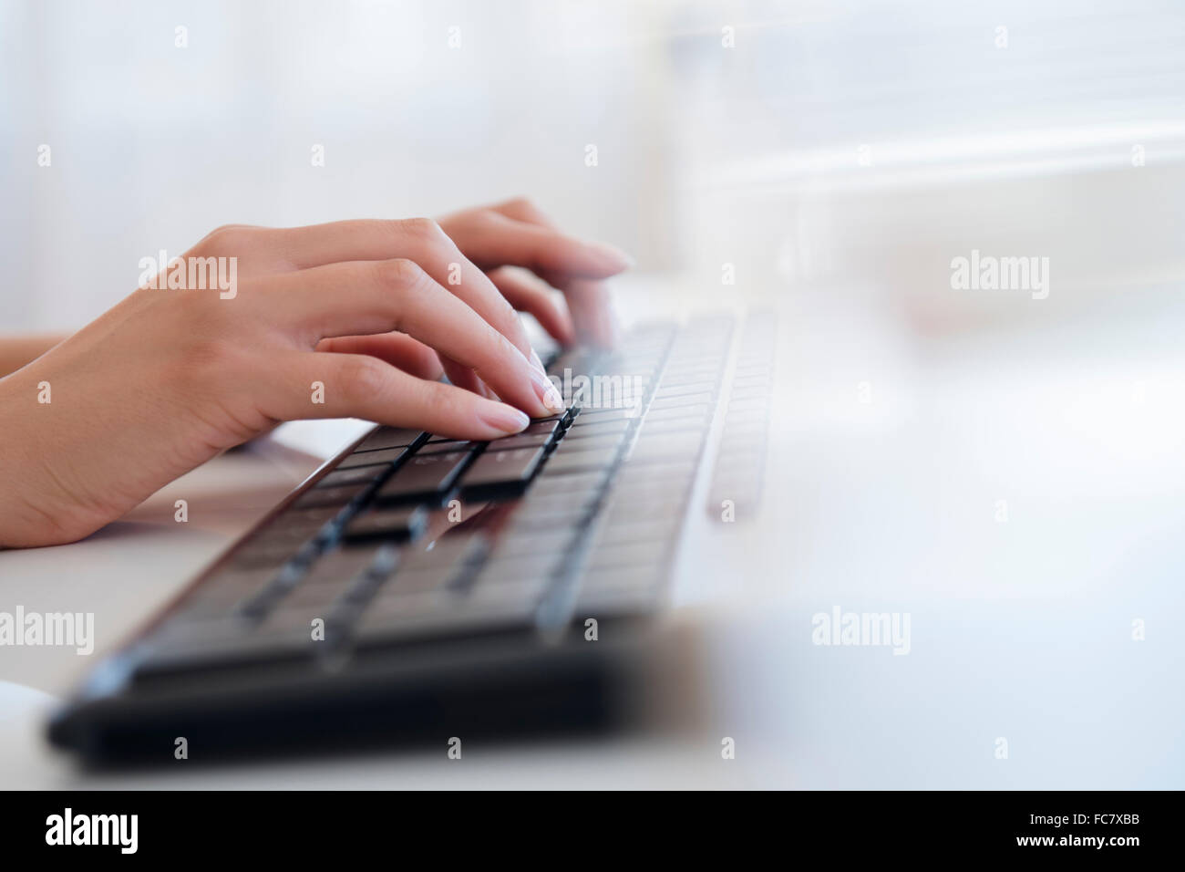 Hispanische Geschäftsfrau, die Eingabe über Tastatur Stockfoto