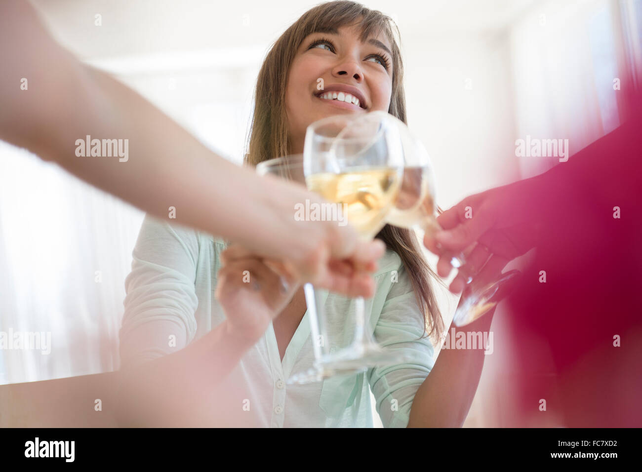Freunde, toasten mit Weißwein Stockfoto