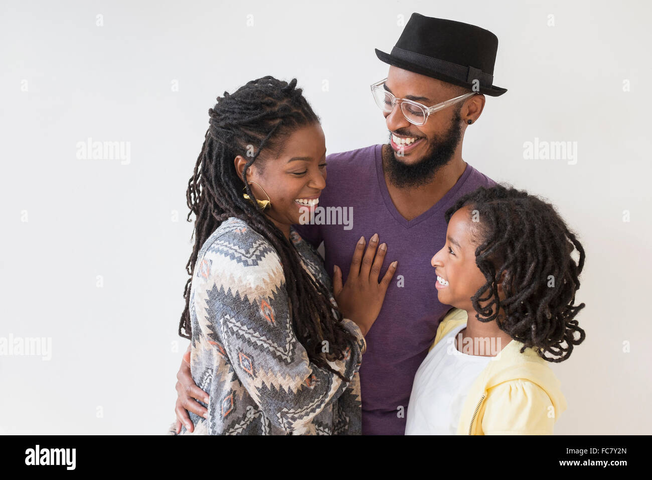 Lächelnd, schwarze Familie umarmt Stockfoto