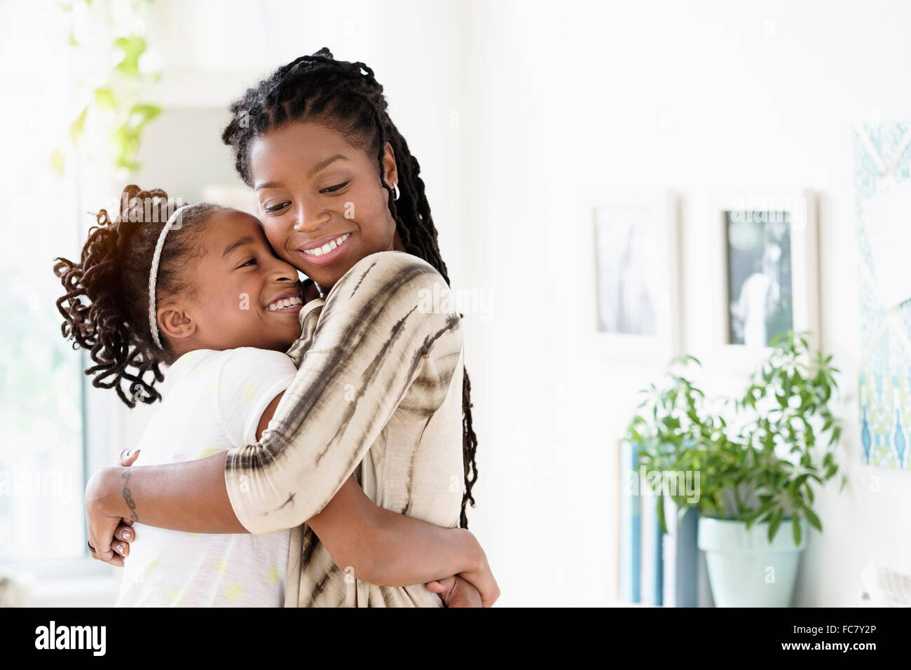 Schwarzen Mutter und Tochter umarmt Stockfoto