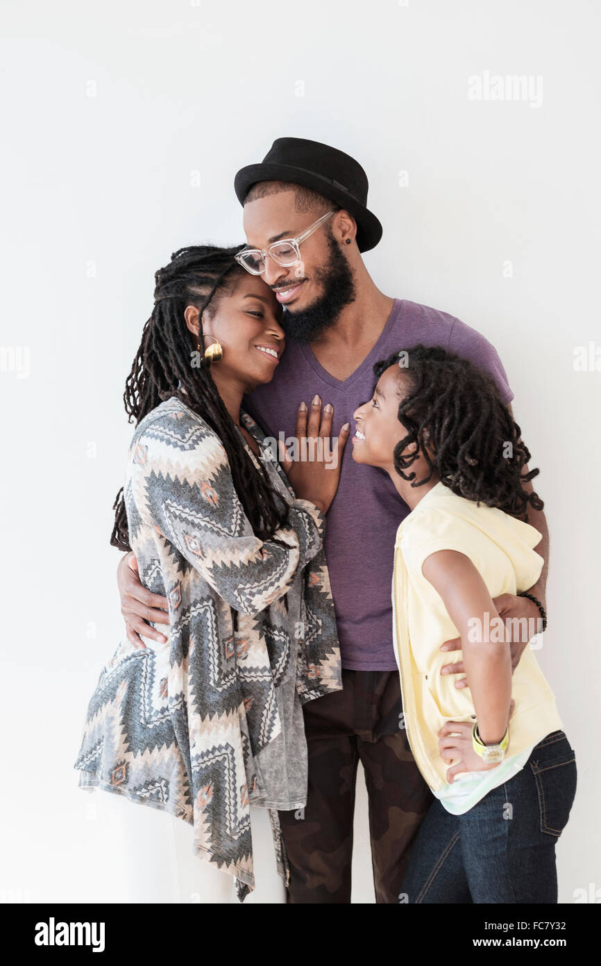 Lächelnd, schwarze Familie umarmt Stockfoto