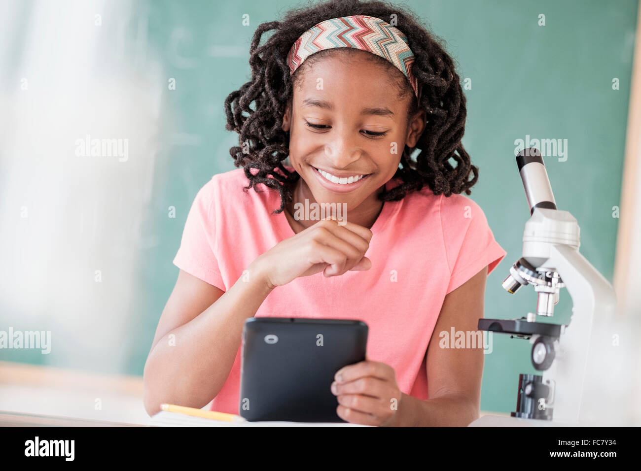 Schwarzen Studenten mit digital-Tablette im naturwissenschaftlichen Unterricht Stockfoto
