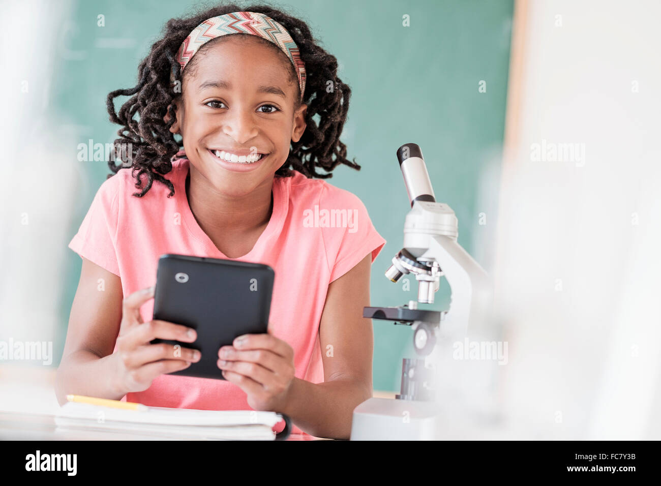 Schwarzen Studenten mit digital-Tablette im naturwissenschaftlichen Unterricht Stockfoto