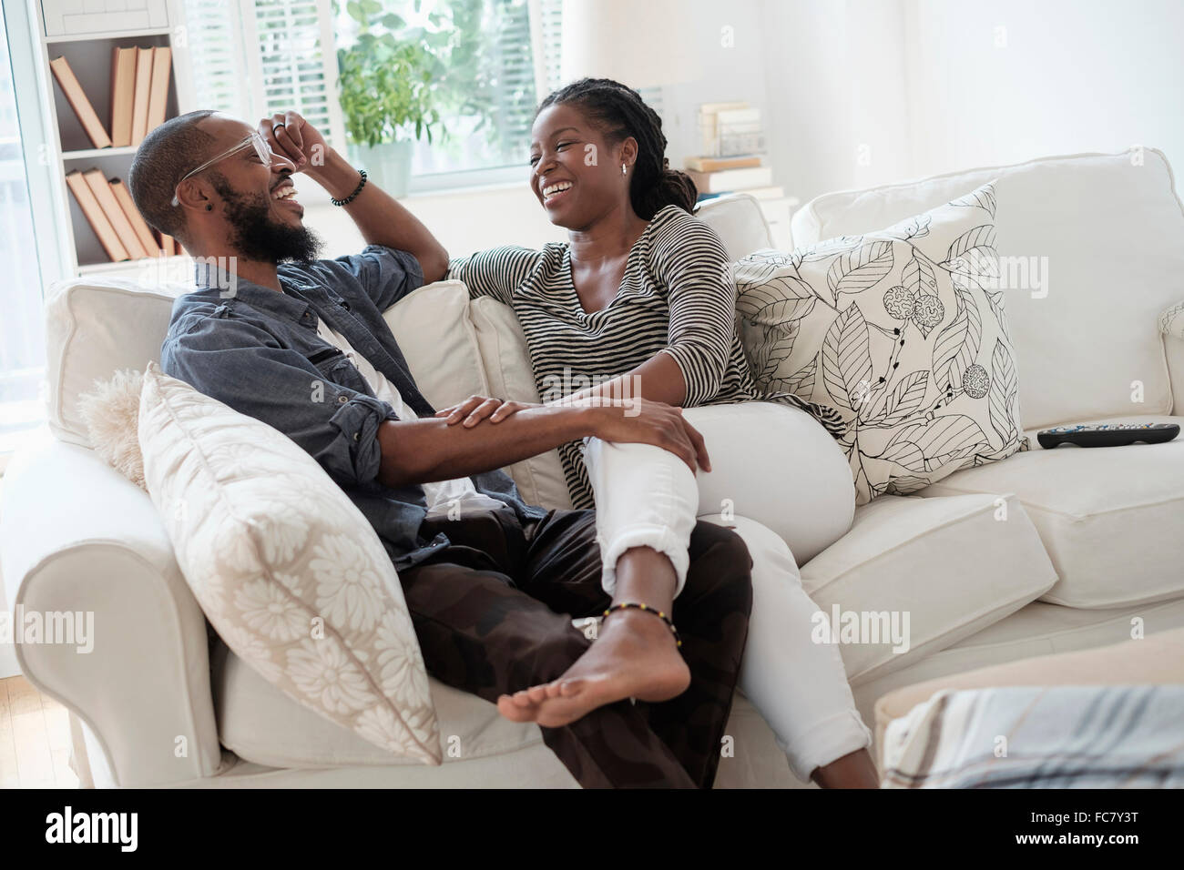 Schwarz Paar sprechen auf sofa Stockfoto