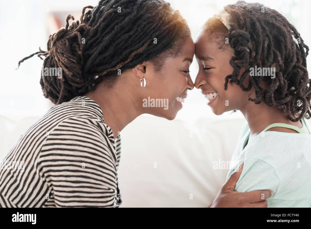 Schwarzen Mutter und Tochter, die Nase zu berühren Stockfoto