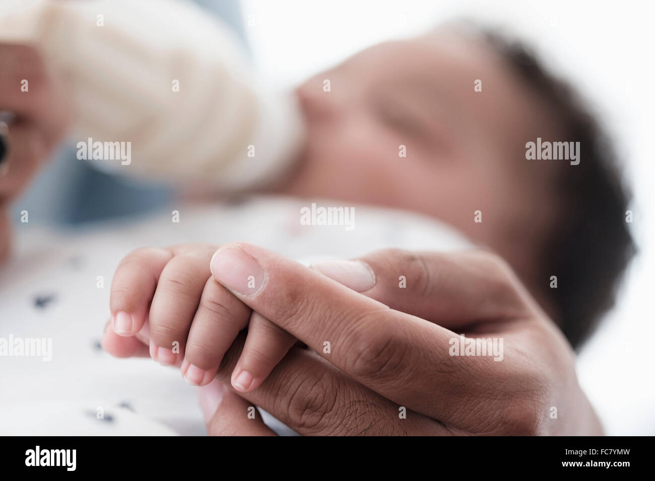 Close up Portrait of an Hand der Baby Sohn Vater Stockfoto