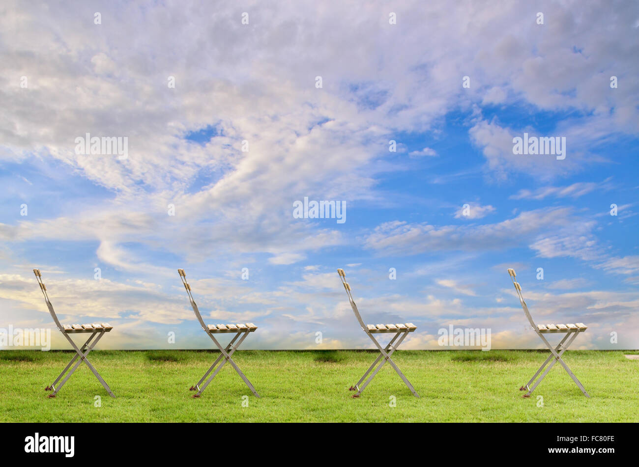 Alten Stuhl auf blauen Himmelshintergrund Stockfoto Alten Stuhl auf blauen Himmelshintergrund Stockfoto