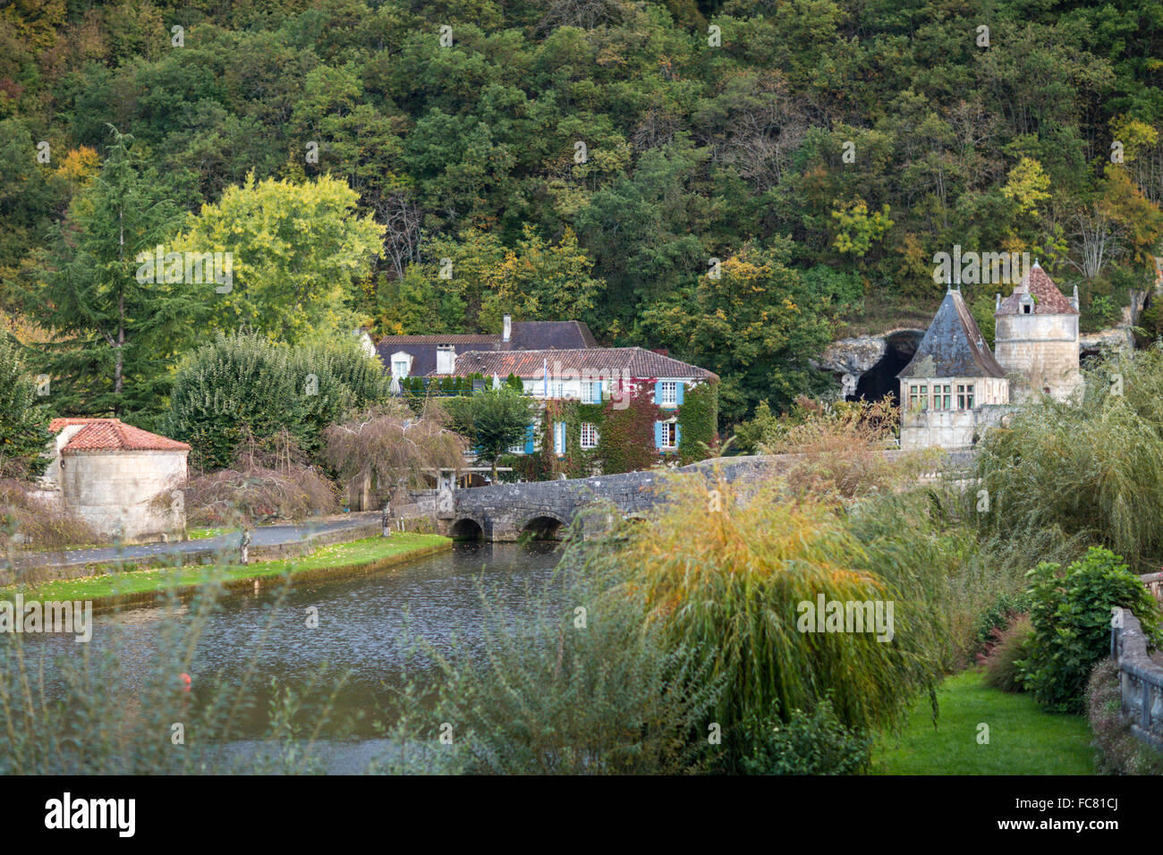 Fluss Dronne und Dorf, Brantome, Loiretal, Frankreich Stockfoto