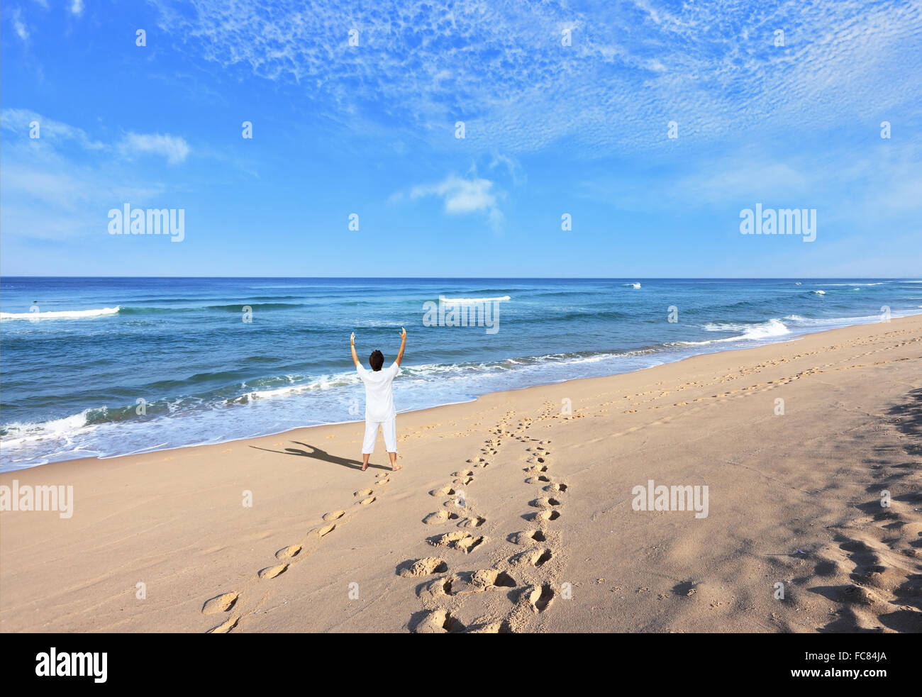 Die Frau in weiß, die Yoga machen Stockfoto