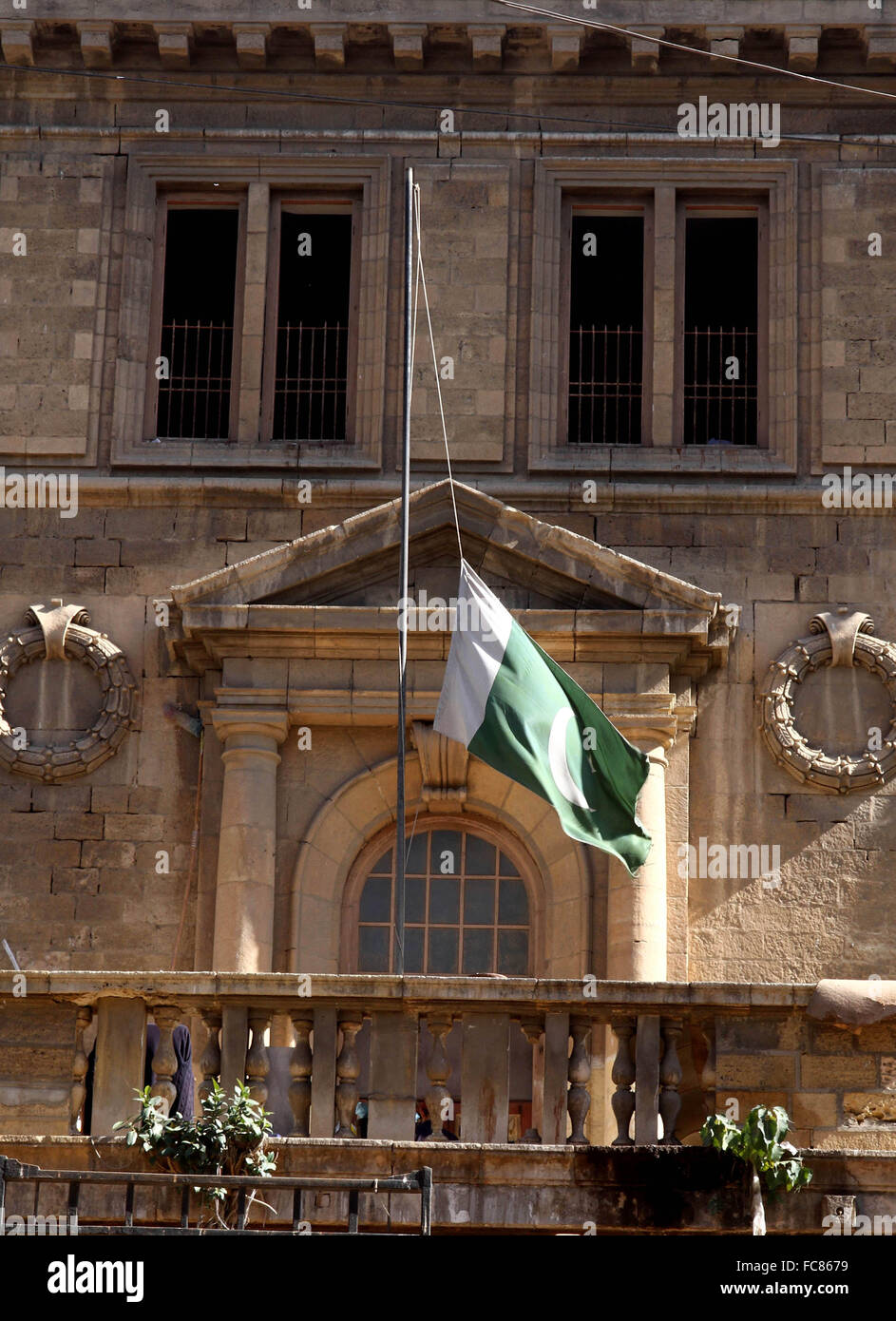 Karachi. 21. Januar 2016. Die pakistanische Nationalflagge Wellen auf Halbmast in Karachi City Court Gebäude im südlichen Hafenstadt pakistanischen Stadt Karachi, 21. Januar 2016. Pakistan beobachtet einen Tag der nationalen Trauer am Donnerstag für die Opfer des Angriffs Bacha Khan University. Bildnachweis: Arshad/Xinhua/Alamy Live-Nachrichten Stockfoto