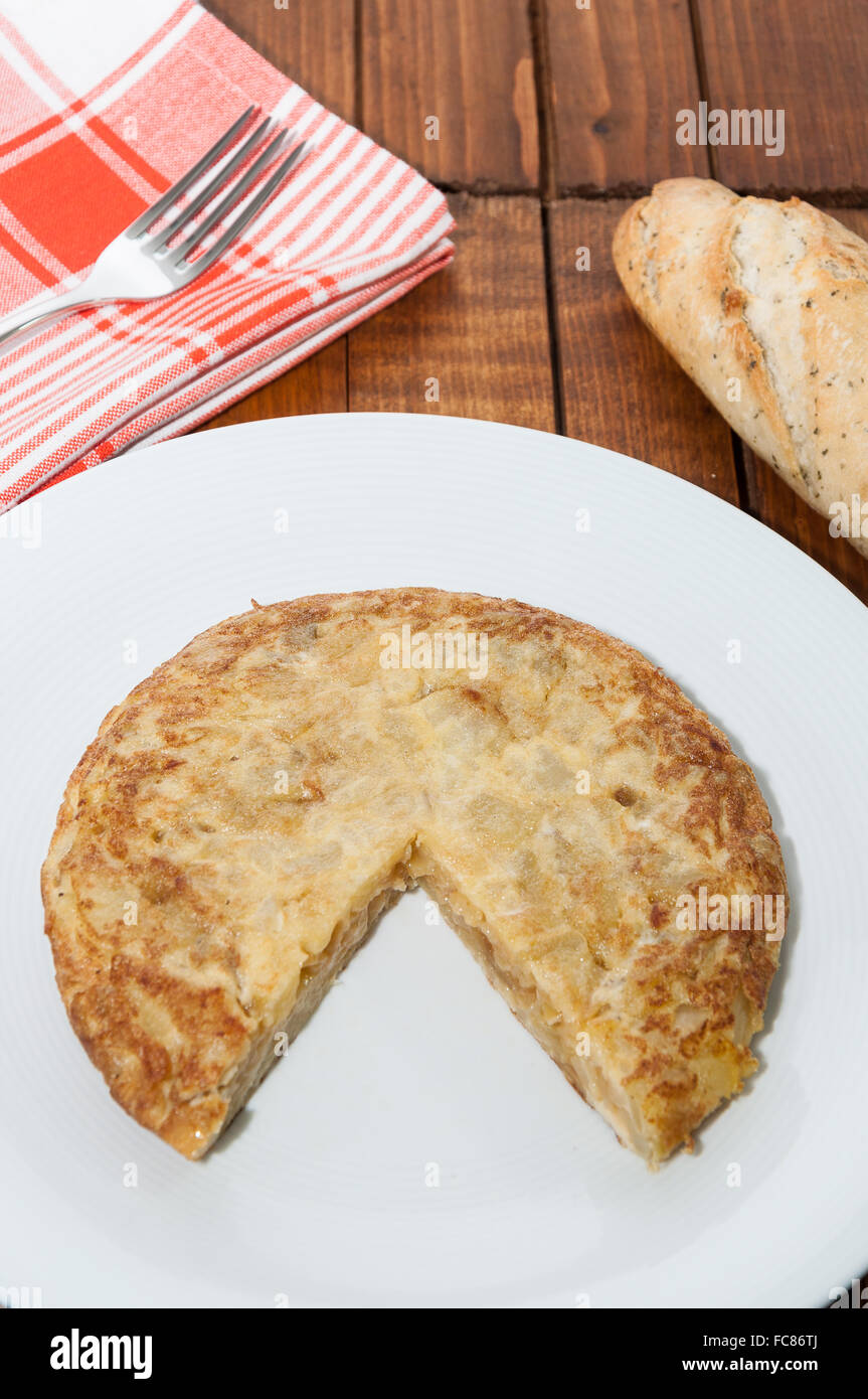 Spanisches Omelett auf einen Teller und Brot Stockfoto