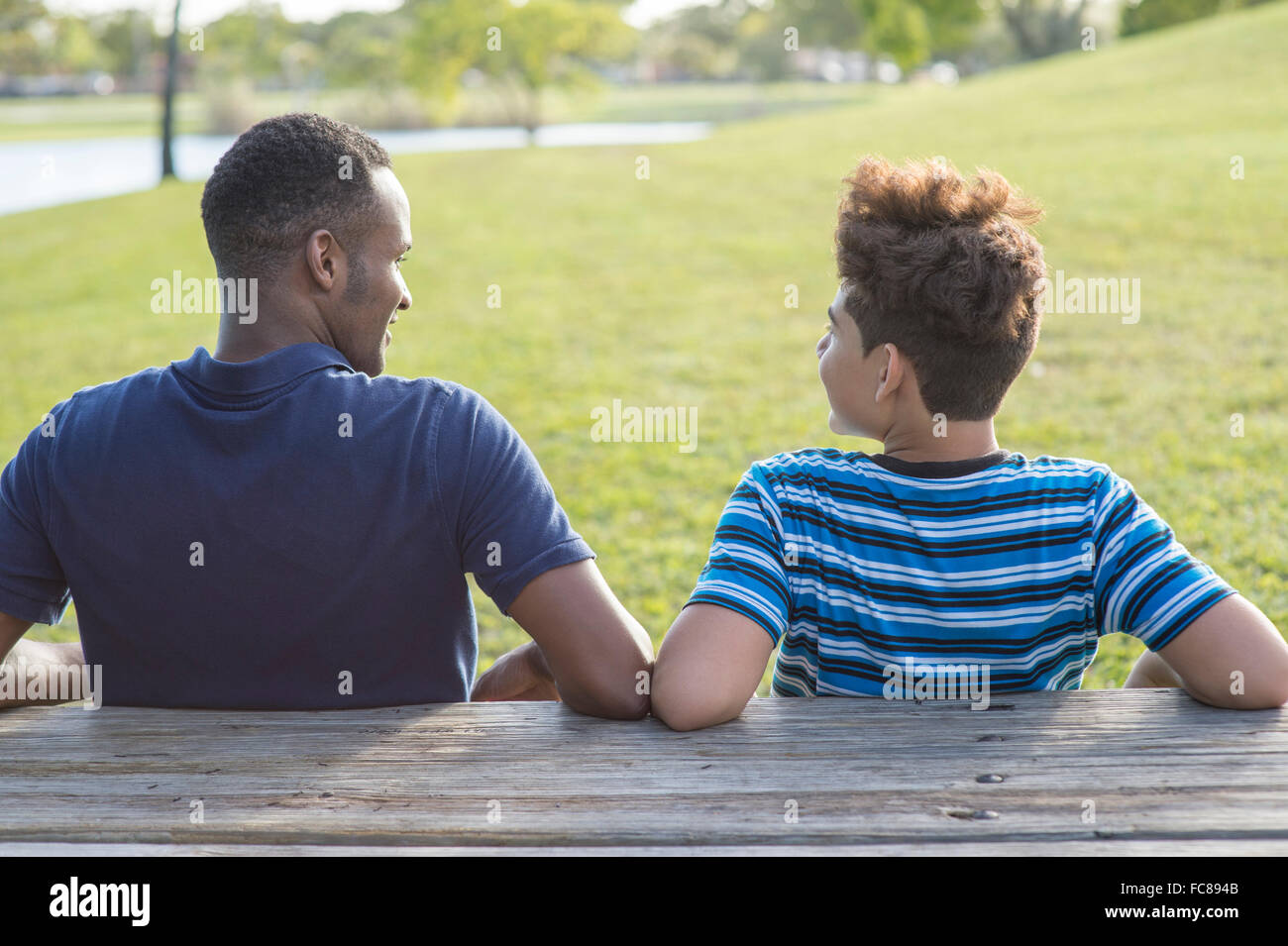Vater und Sohn sitzen am Tisch im park Stockfoto