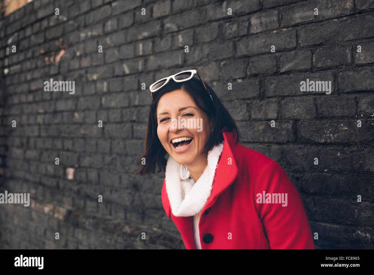 Kaukasische Frau lachend im freien Stockfoto