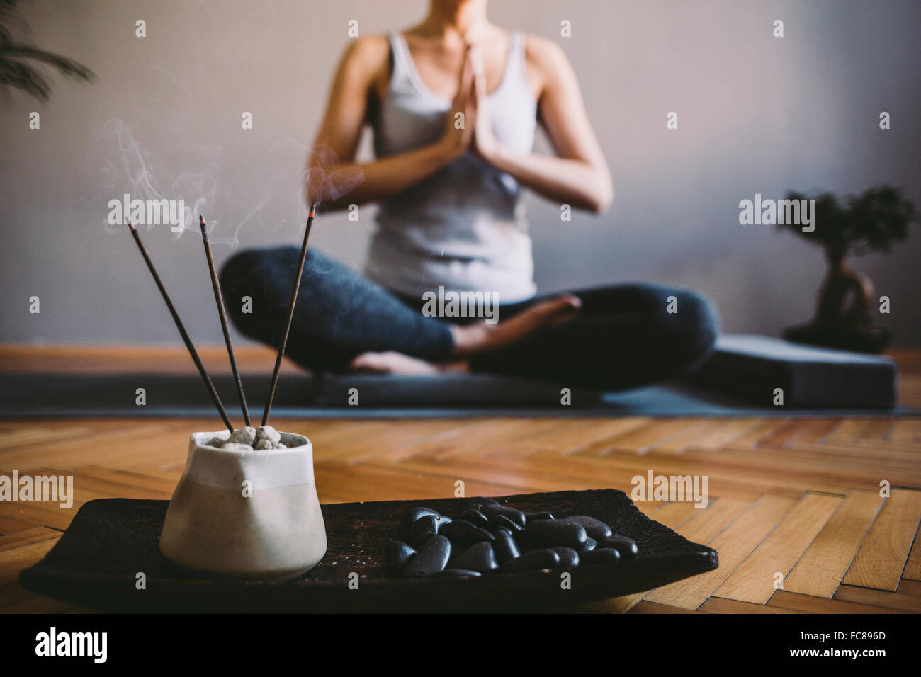Weihrauch brennen im Yoga-studio Stockfoto
