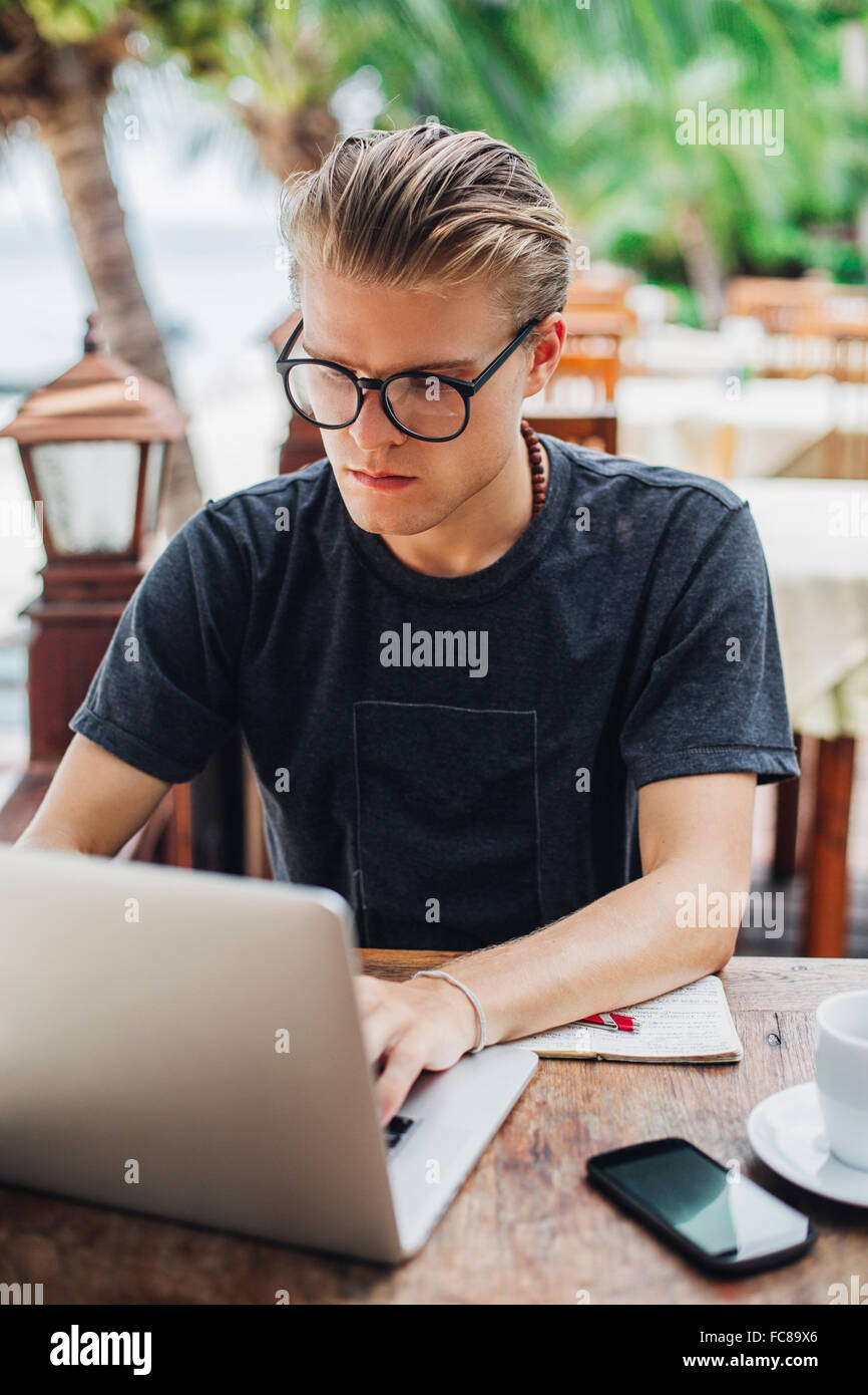 Kaukasischen Mann mit Laptop im café Stockfoto