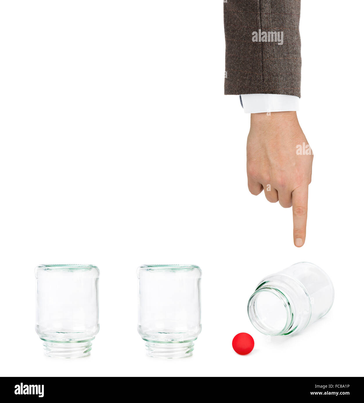 Hand und Hütchenspiel mit Gläsern Stockfoto