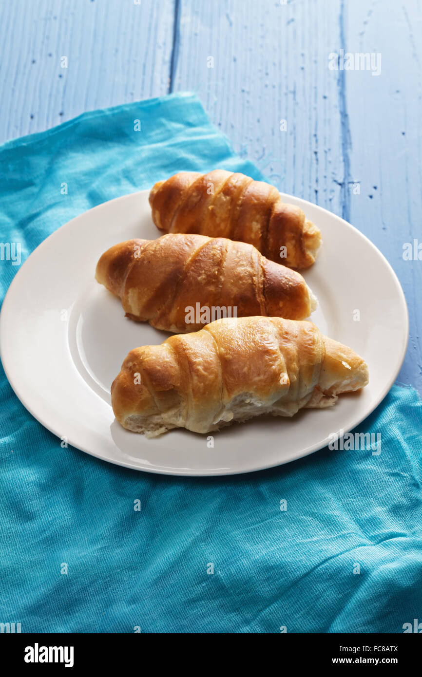 Croissants auf Platte Stockfoto