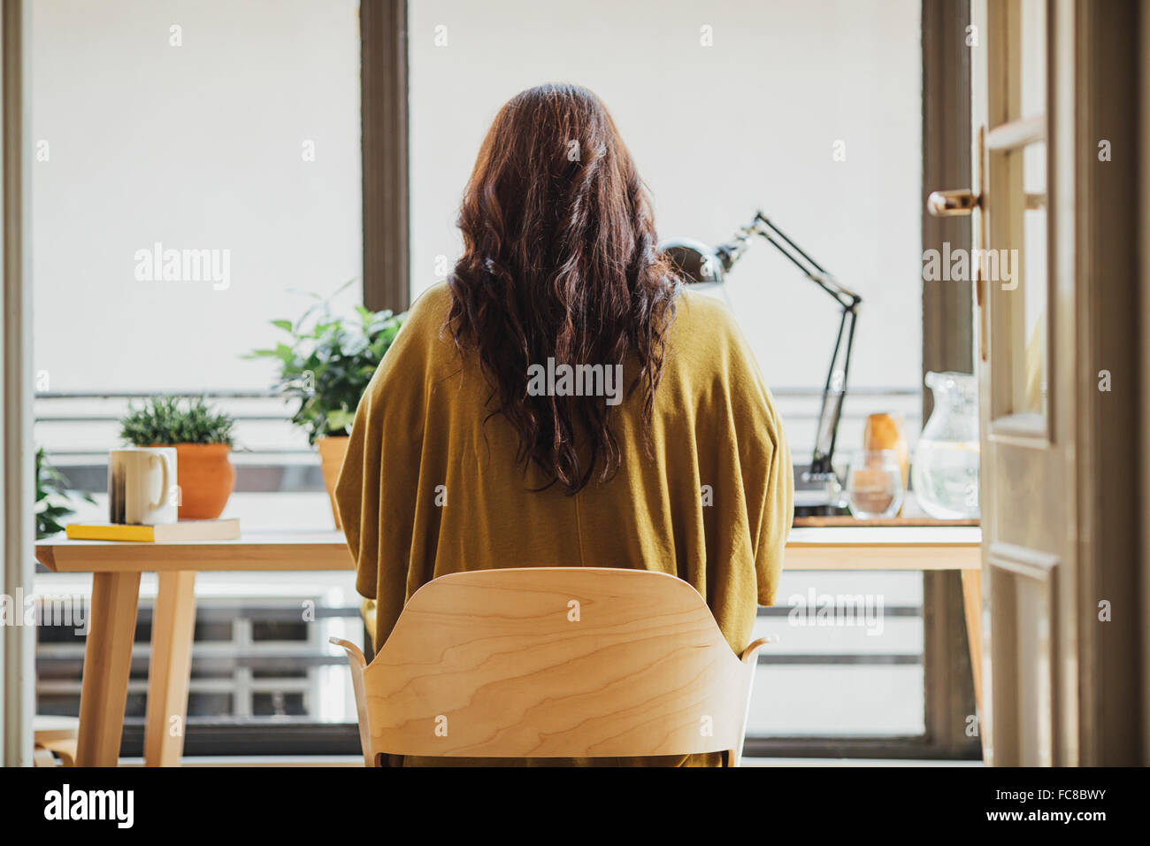 Kaukasische Frau am Schreibtisch Stockfoto