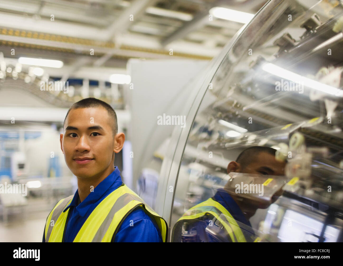 Porträt zuversichtlich Arbeiter stützte sich auf Maschinen in der Fabrik Stockfoto
