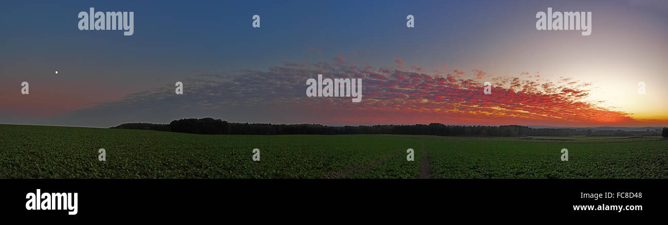 Bogenförmige Wolkenbildung bei Sonnenuntergang Stockfoto