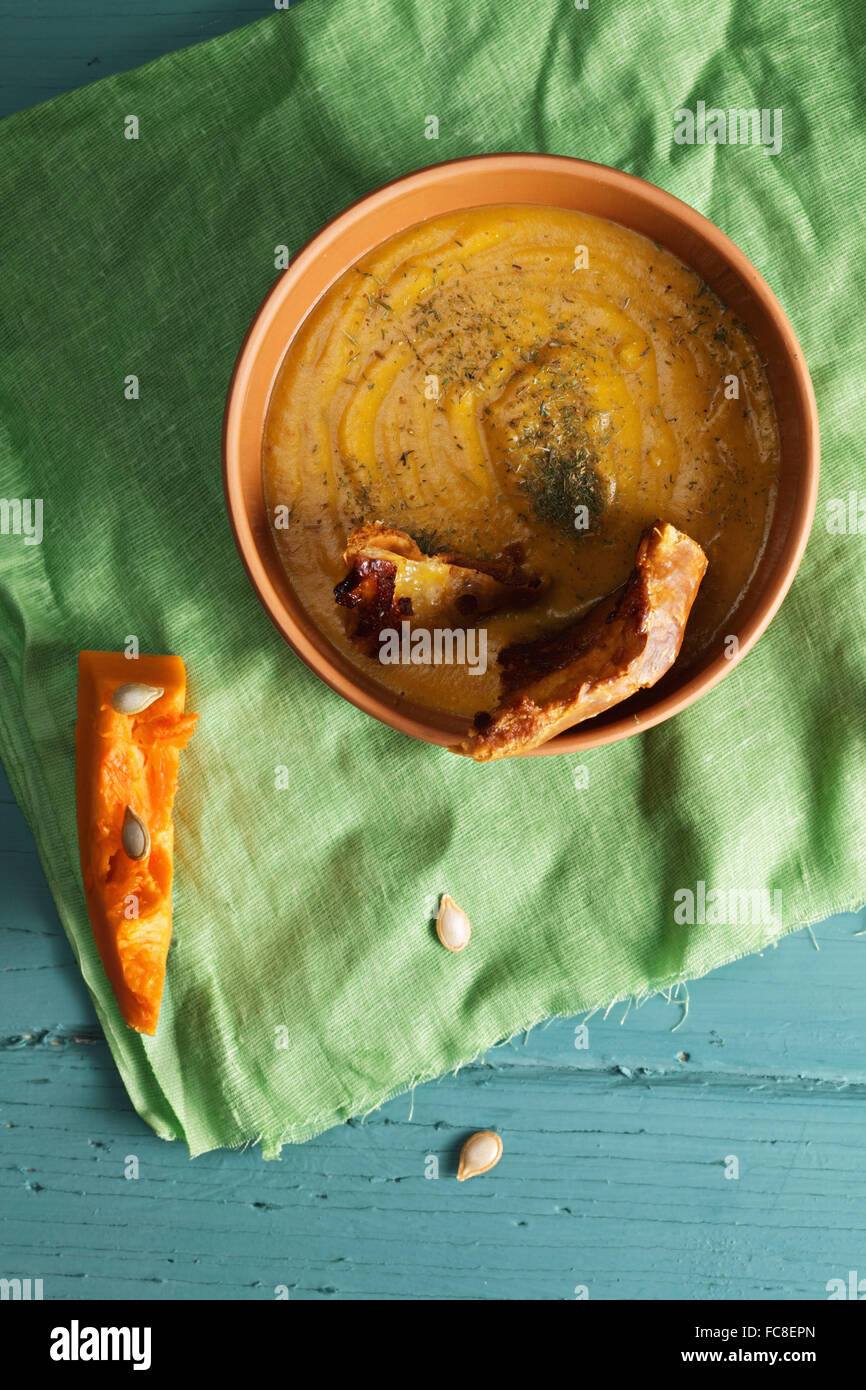 Kürbissuppe mit Brot über Ansicht Stockfoto