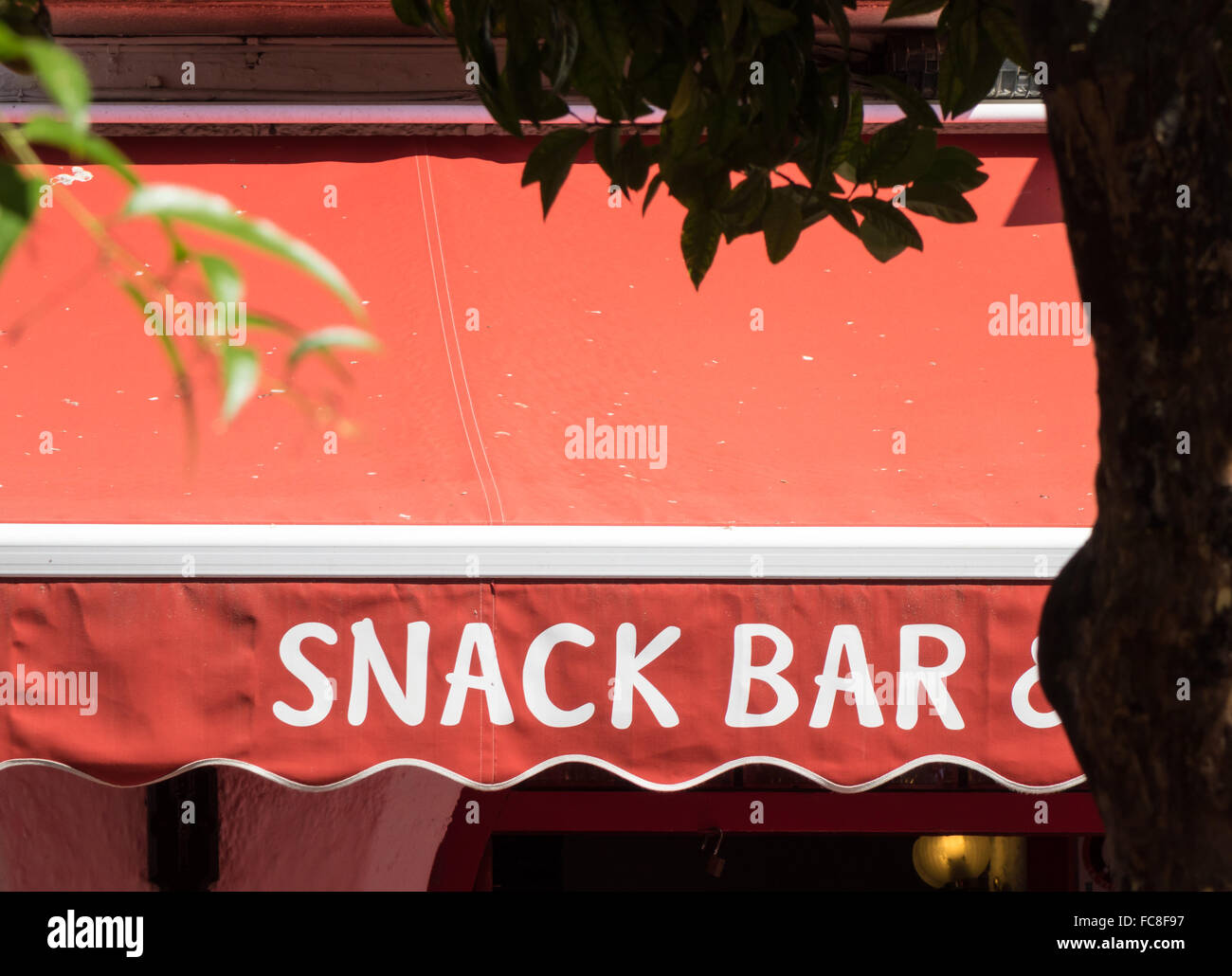 Rote Snack Bar Schild über café Stockfoto