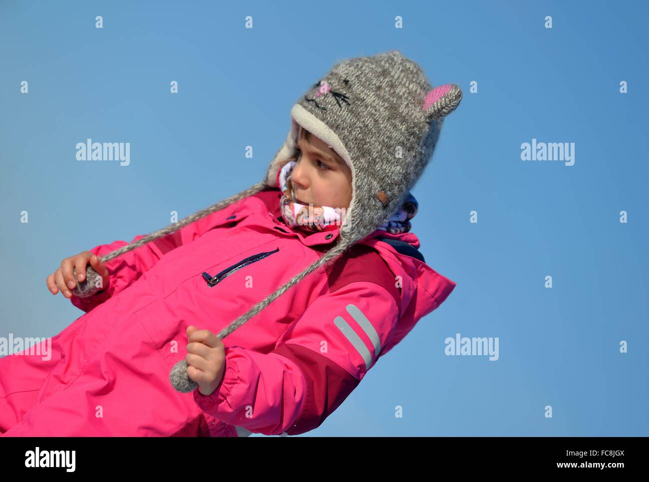 Ein junges Mädchen spielt in den Schnee, Deutschland, Stadt Osterode, 19. Januar 2016. Foto: Frank Mai Stockfoto